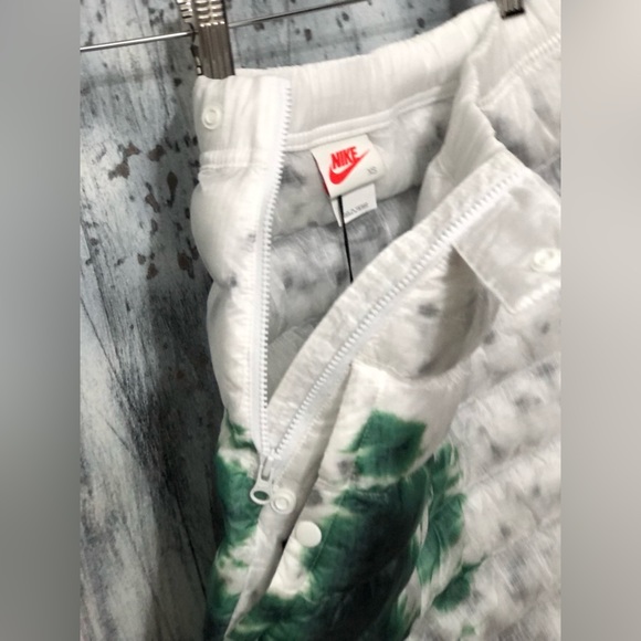 Stussy x Nike Thermore® Ecodown® puffer skirt made with ecodown fibers S… - Picture 4 of 14